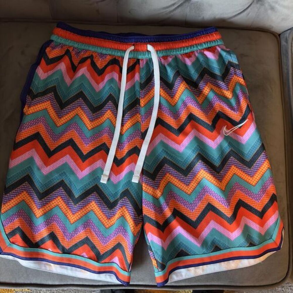 Nike DNA - Global Exploration - Men's Colorful‎ Chevron Swim Trunks - large